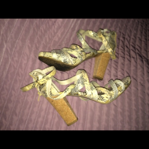 Snake skin Kenneth Cole heels - Picture 2 of 3